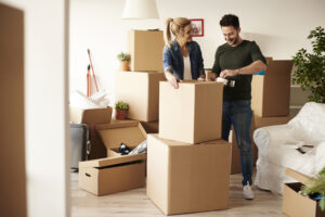 pareja empaquetando y embalando cajas